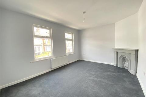 2 bedroom flat to rent, Old Road West, Gravesend