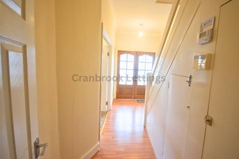 3 bedroom terraced house to rent, Ridgeway Gardens, IG4 5HL