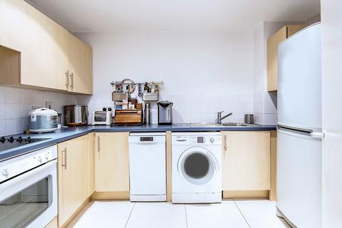 3 bedroom flat to rent, Blackwall Way, London E14