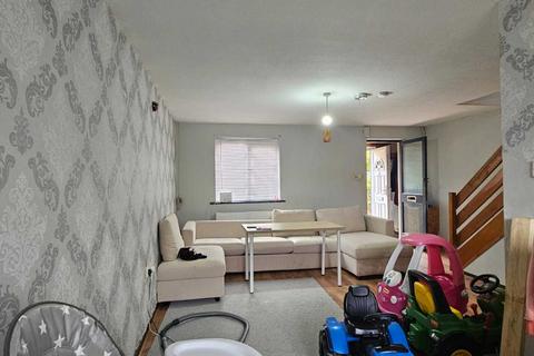 3 bedroom semi-detached house to rent, Northolt UB5