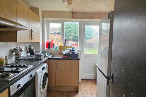 3 bedroom semi-detached house to rent, Northolt UB5