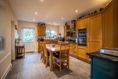 4 bedroom semi-detached house for sale, Wakering Road, Shoeburyness SS3