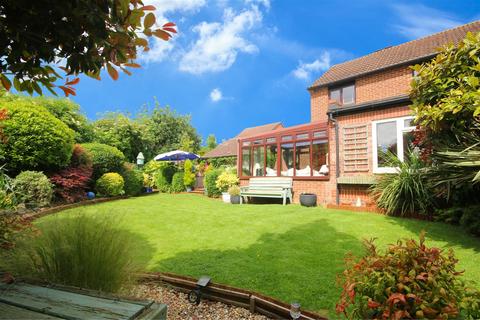 96 Cobb Close, Datchet, Slough, SL3 9QY