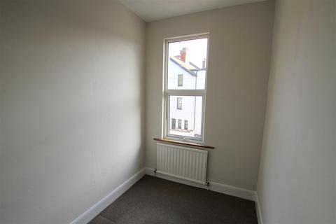 2 bedroom flat to rent, Winton Avenue, Westcliff On Sea, Essex