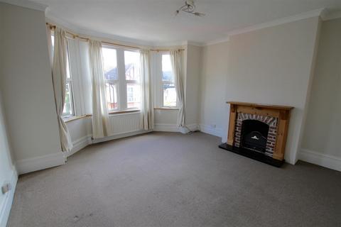 2 bedroom flat to rent, Winton Avenue, Westcliff On Sea, Essex