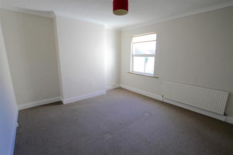 2 bedroom flat to rent, Winton Avenue, Westcliff On Sea, Essex