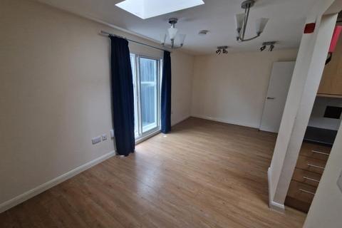 Studio to rent, Goldhawk Road, London W12