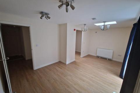 Studio to rent, Goldhawk Road, London W12