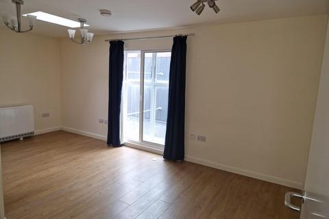 Studio to rent, Goldhawk Road, London W12