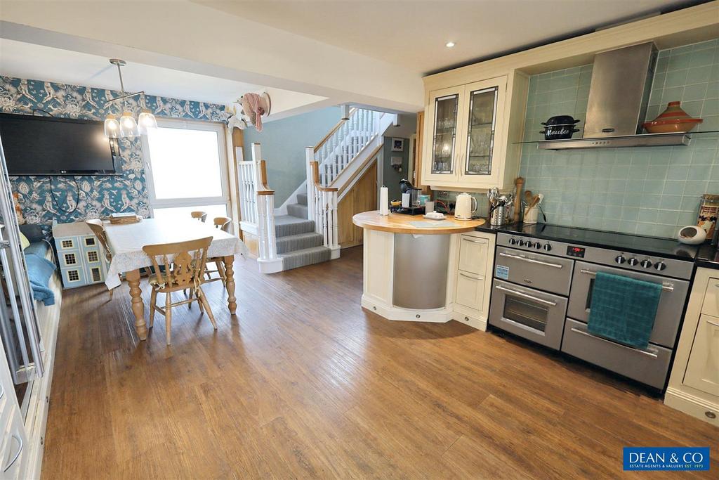 Open plan kitchen/diner/family room