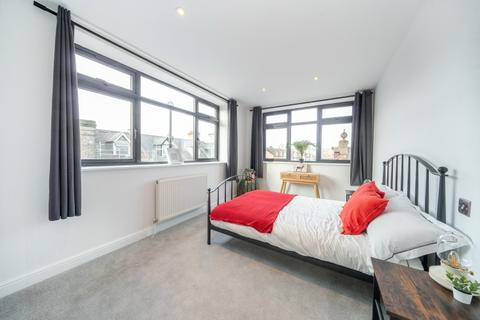 3 bedroom apartment to rent, Portland Road London SE25