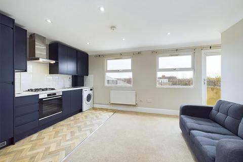 Studio to rent, Balham High Road, Tooting Bec