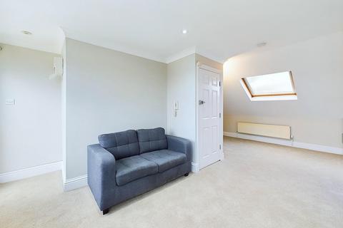 Studio to rent, Balham High Road, Tooting Bec