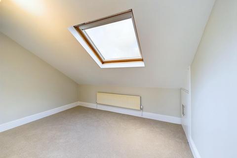 Studio to rent, Balham High Road, Tooting Bec