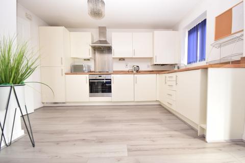 2 bedroom flat to rent, Blake Avenue, Basildon, SS14