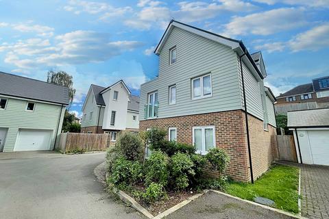 4 bedroom detached house to rent, Safety Bay Close, Rochester ME1