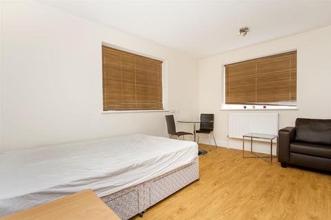 Studio to rent, Merganser Court, Harrier Road, London