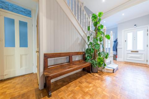 5 bedroom semi-detached house to rent, Barrow Road, London, SW16