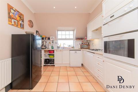 2 bedroom flat for sale, Turnberry Close, London NW4