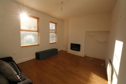 2 bedroom flat to rent, Queens Road, Hull