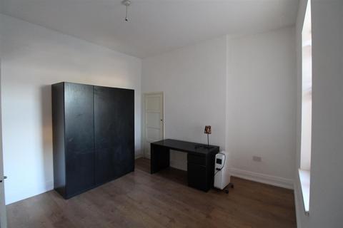 2 bedroom flat to rent, Queens Road, Hull