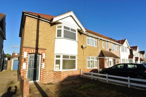 3 bedroom end of terrace house to rent, Ellington Road, Feltham TW13