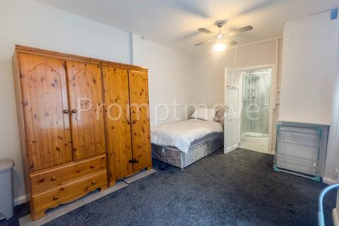 Studio to rent, Dunstable Road Luton LU4 8JJ