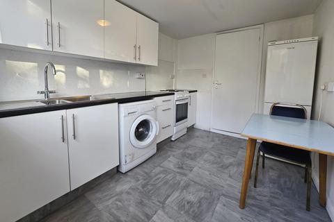 3 bedroom terraced house to rent, Tolworth Road, Surbiton KT6