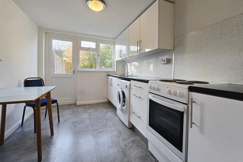 3 bedroom terraced house to rent, Tolworth Road, Surbiton KT6