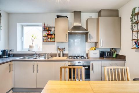 undefined, Modern first floor apartment in central Yatton