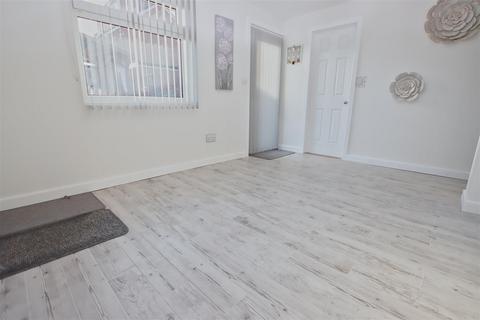 4 bedroom house to rent, Carlton Close, Borehamwood