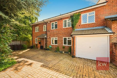 70 Church Road, Chavey Down, Ascot, SL5 8RR
