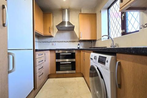 2 bedroom terraced house to rent, Oakhurst Close, Ilford