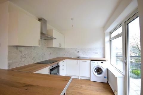 3 bedroom flat to rent, Elsaw Court, Cawley Road, Chichester, PO19