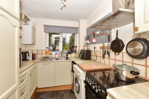 34 Broadhurst Drive, Kennington, Ashford, TN24 9RQ
