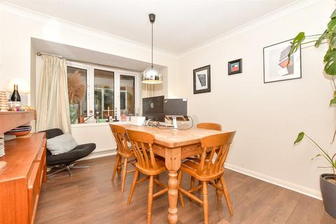 34 Broadhurst Drive, Kennington, Ashford, TN24 9RQ