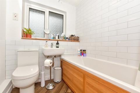 34 Broadhurst Drive, Kennington, Ashford, TN24 9RQ