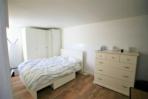 2 bedroom flat to rent, St Rule Street, Clapham, SW8