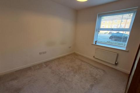 2 bedroom flat to rent, Walton Road, Bushey WD23