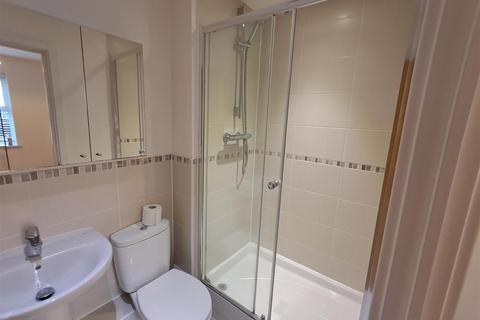 2 bedroom flat to rent, Walton Road, Bushey WD23