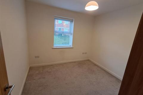 2 bedroom flat to rent, Walton Road, Bushey WD23