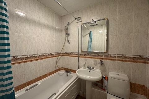 2 bedroom flat to rent, No Deposit Option, Acorn Court, Ilford, IG2