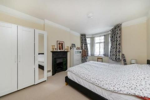 22 Winscombe Crescent, London, W5 1AZ