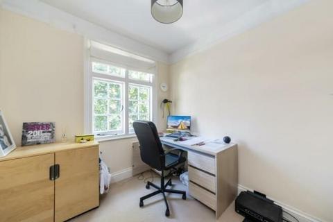22 Winscombe Crescent, London, W5 1AZ