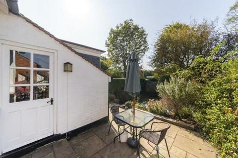 22 Winscombe Crescent, London, W5 1AZ