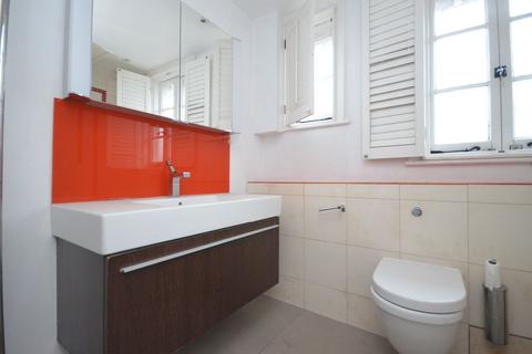 22 Winscombe Crescent, London, W5 1AZ