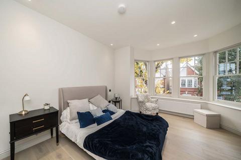 2 bedroom flat for sale, Hillcrest Road, London W3