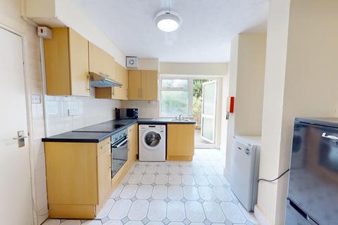 4 bedroom terraced house to rent, Park Crescent Road