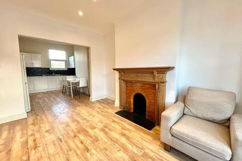 3 bedroom flat to rent, Huddlestone Road, Willesden Green, NW2