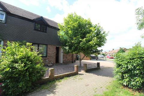 3 bedroom semi-detached house to rent, Warmstone Close, Aylesbury HP18